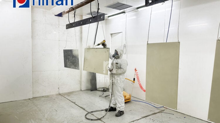 Manual touch-up spraying in the powder coating booth (2) Manual touch-up spraying in the powder coating booth (2)